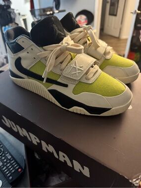 Jump man Jack x Jordan Travis Scott bright cactus colorway. Worn twice. Men’s 9